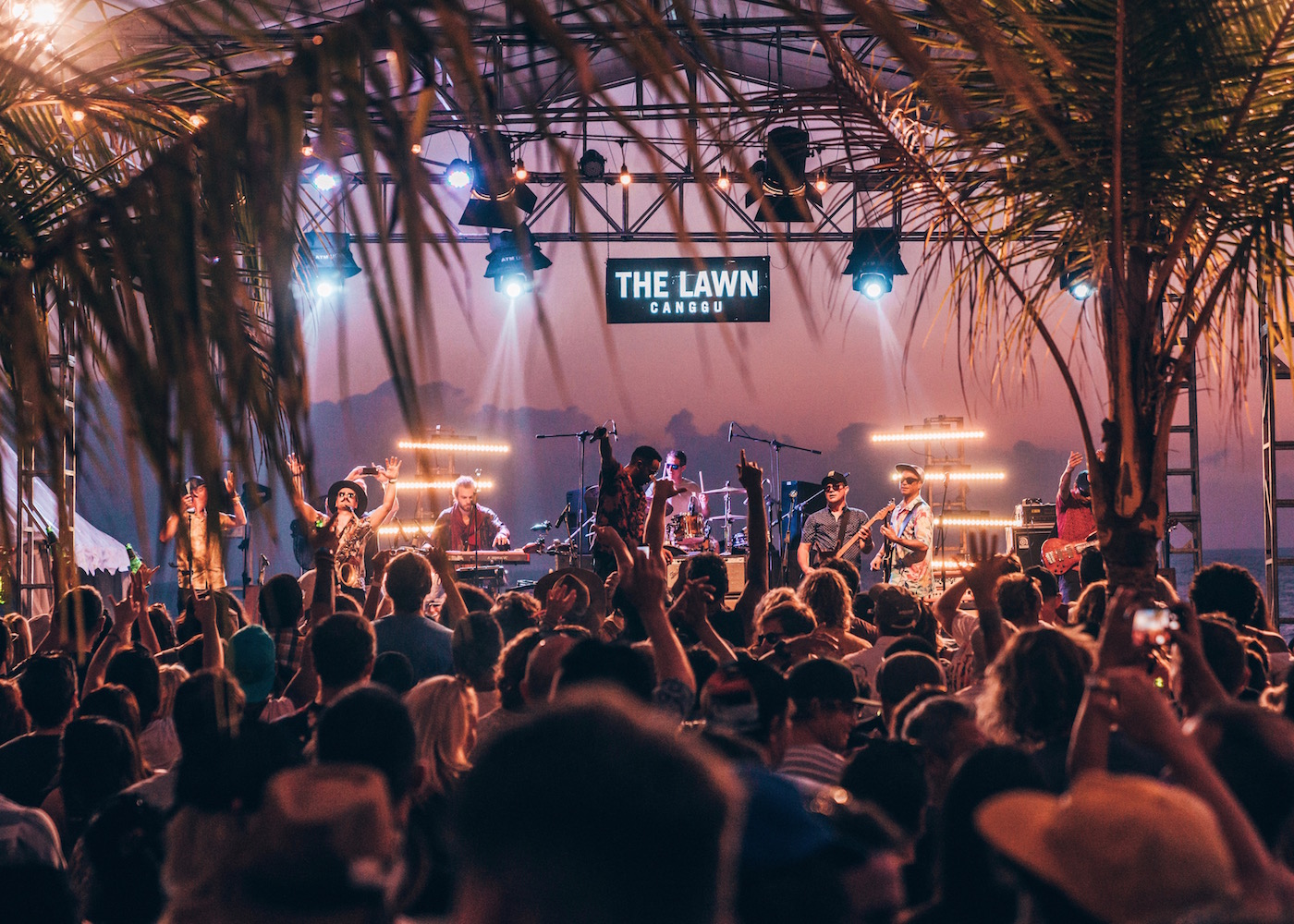 Menikmati Makanan Pinggir Pantai di The Lawn Beach Club Canggu