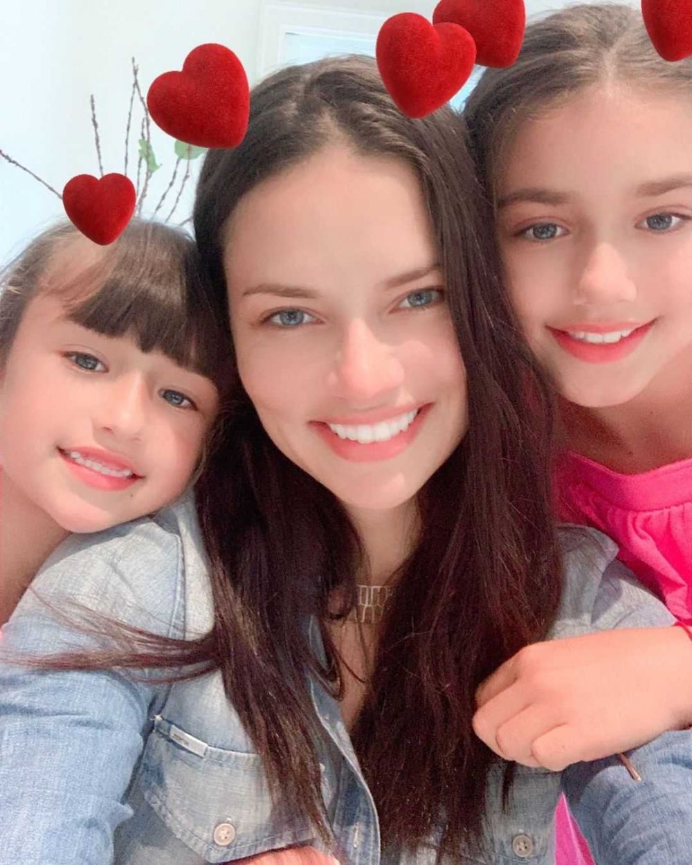 Keibuan, Ini 9 Potret Model Victoria's Secret Saat Momong Anak