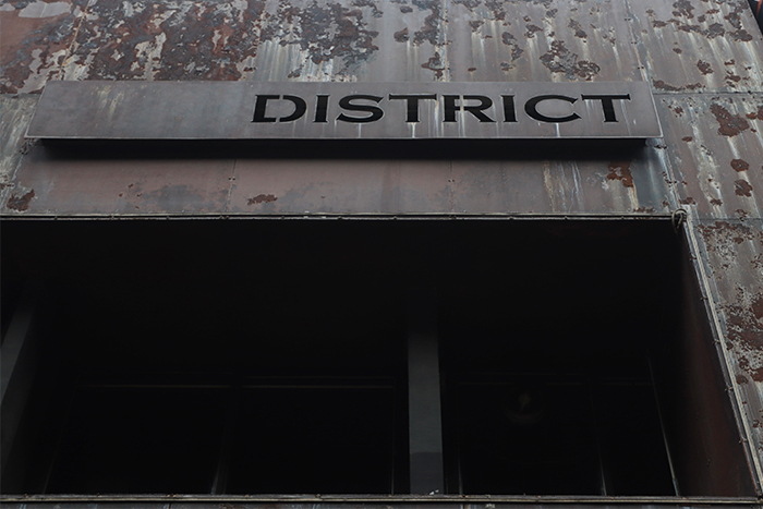 District Bar & Resto : Tempat Hangout Seru Bergaya Industrial Warehouse 