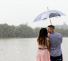 Menikmati Hari Bersama Pasangan Saat Hujan Deras