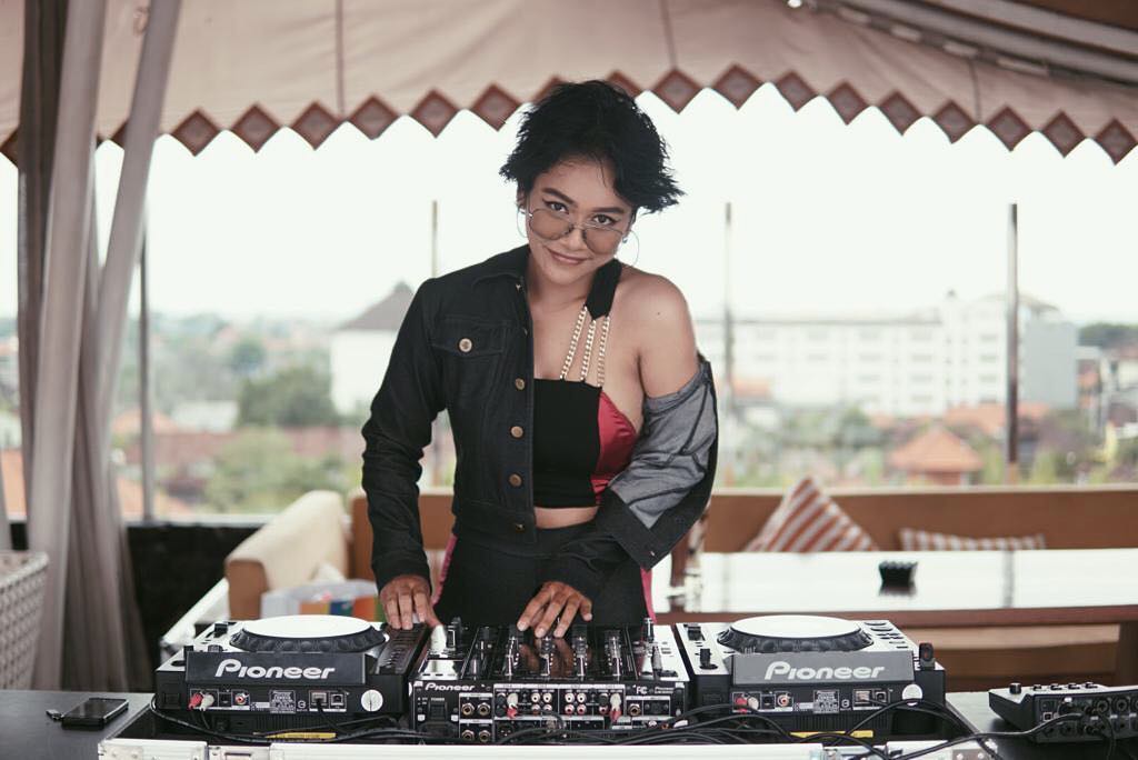 Profil DJ Amelia Manika, DJ Muda Penuh Talenta
