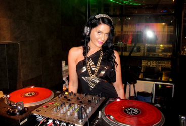 Sassy Pandez, DJ Paling Seksi di Dunia