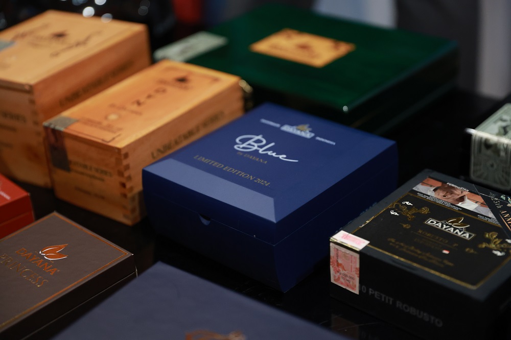 Belajar Sambil Nikmati Cerutu di Club Dayana Sentul