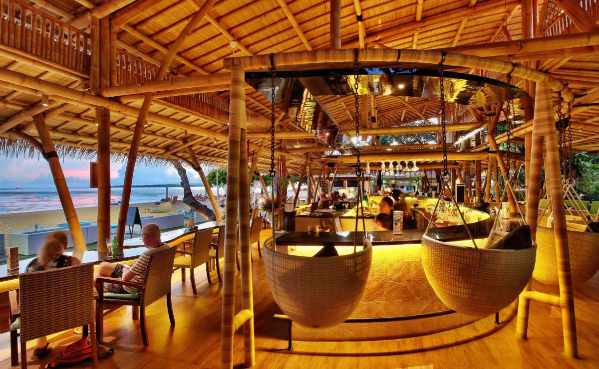 The Bamboo Bar and Lounge, Bar Unik di Pantai Sanur
