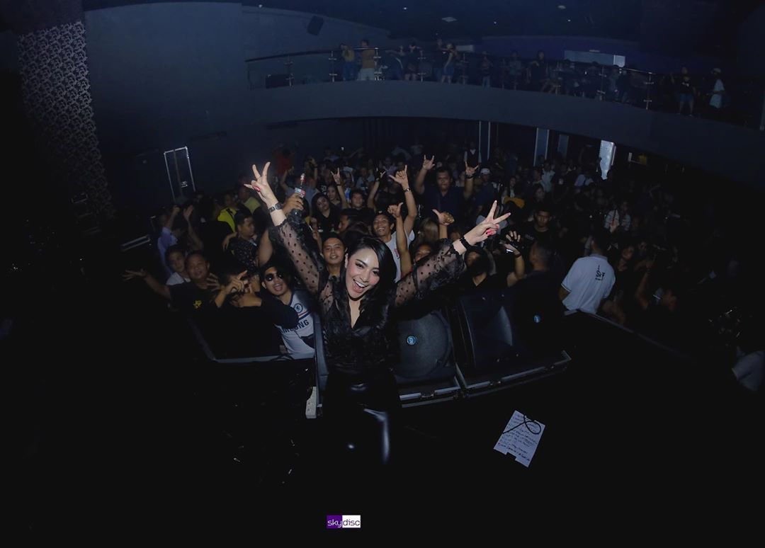 Sosok Manis DJ Nurie Sherlya