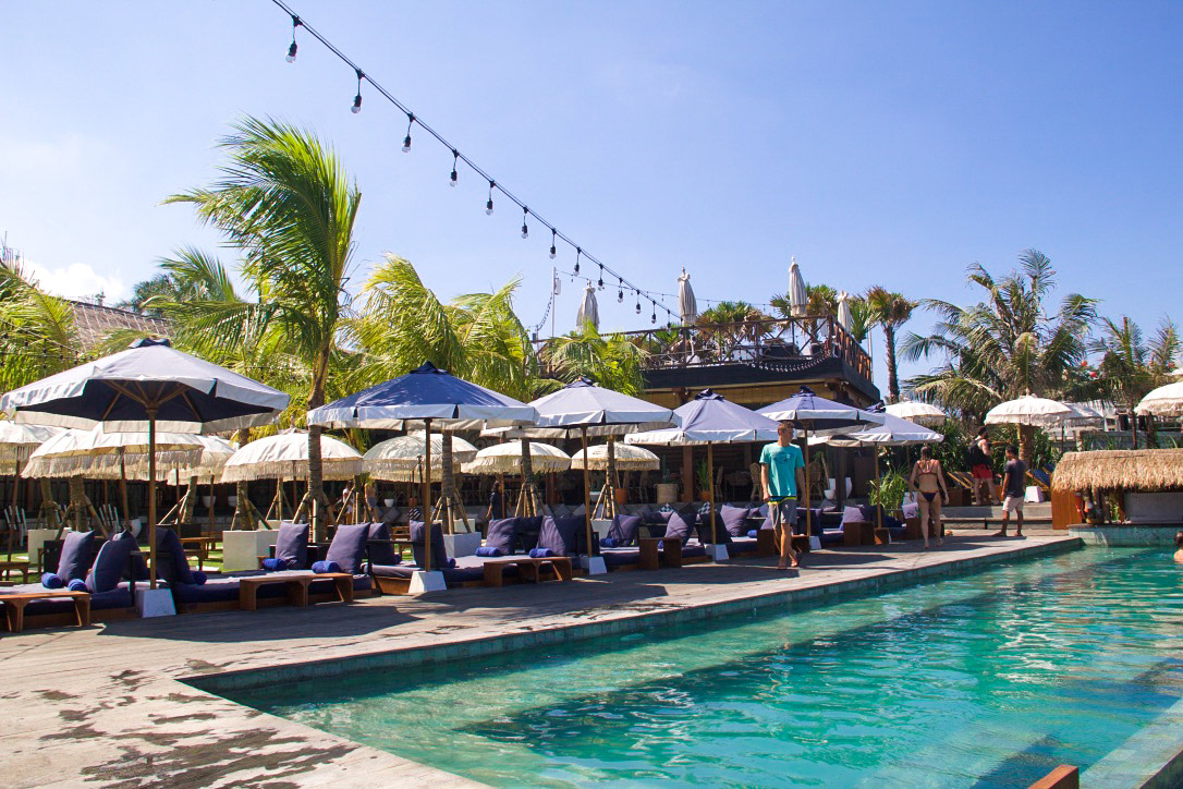 Menikmati Makanan Pinggir Pantai di The Lawn Beach Club Canggu