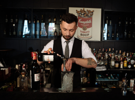 Mengenal Sejarah Bartender, Sang Ahli Meracik Minuman