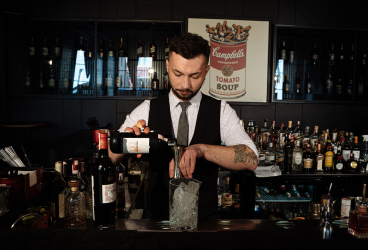 Mengenal Sejarah Bartender, Sang Ahli Meracik Minuman