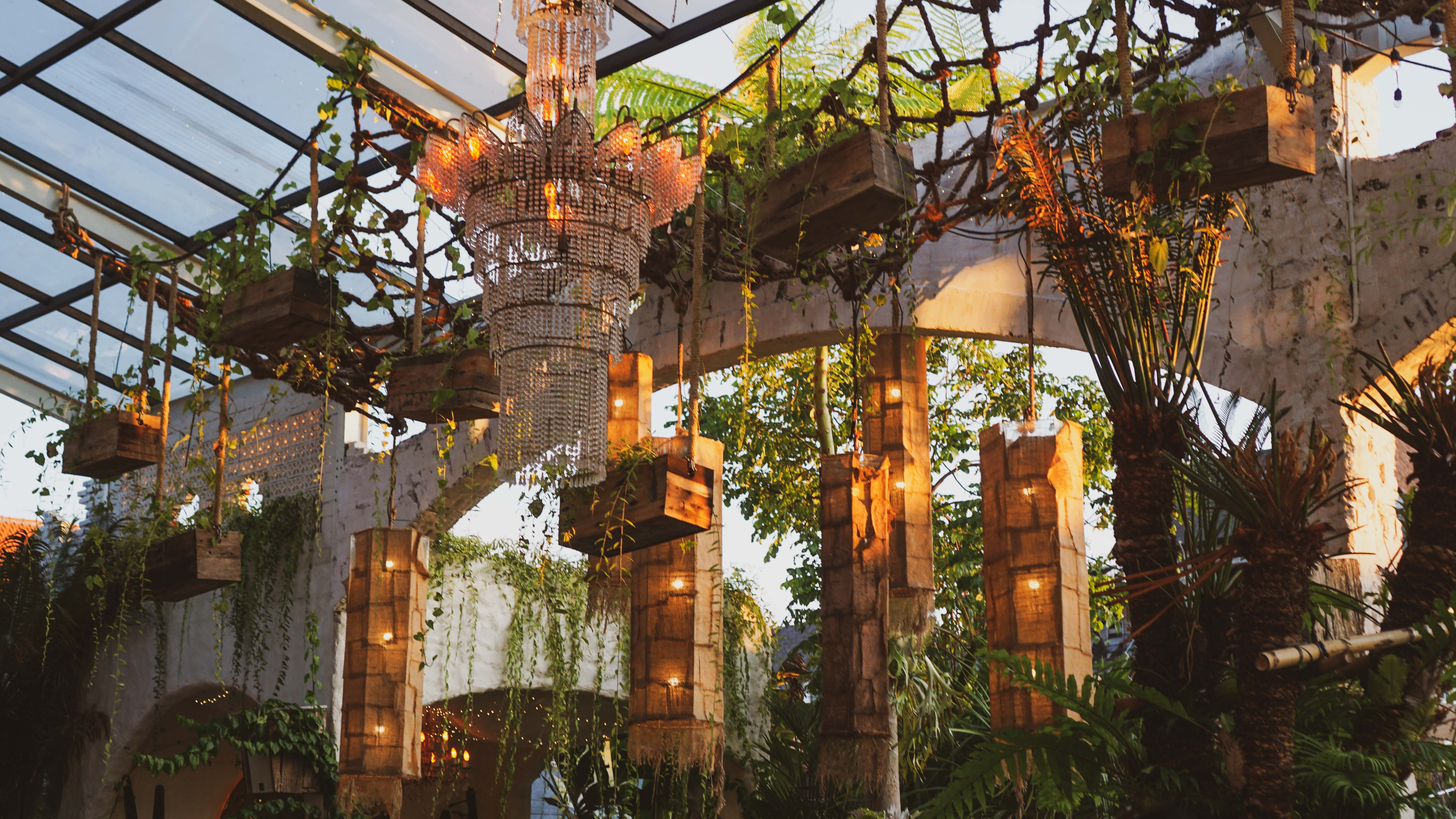 Bersantai di Cafe Penny Lane dengan Desain Instagramable Bernuansa Romawi
