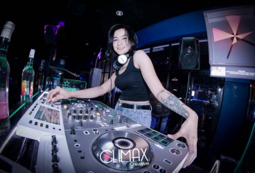 Potret Seksi Female DJ Mikayla Sofia