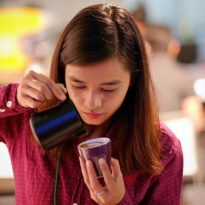 5 Barista Cantik yang Bisa Bikin Anda Gagal Fokus Minum Kopi