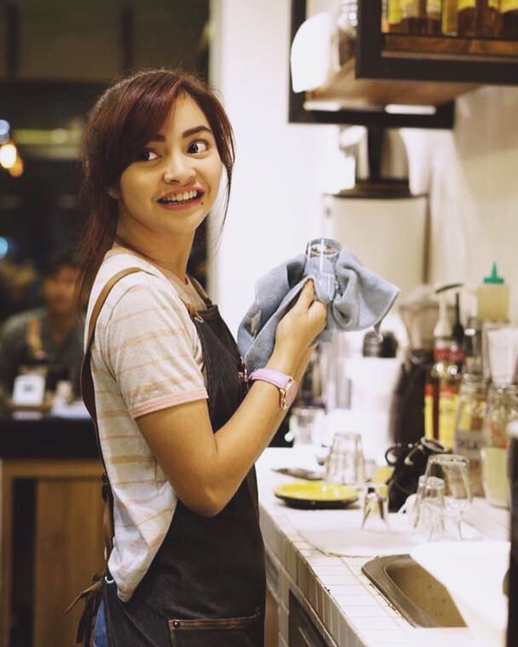 5 Barista Cantik yang Bisa Bikin Anda Gagal Fokus Minum Kopi