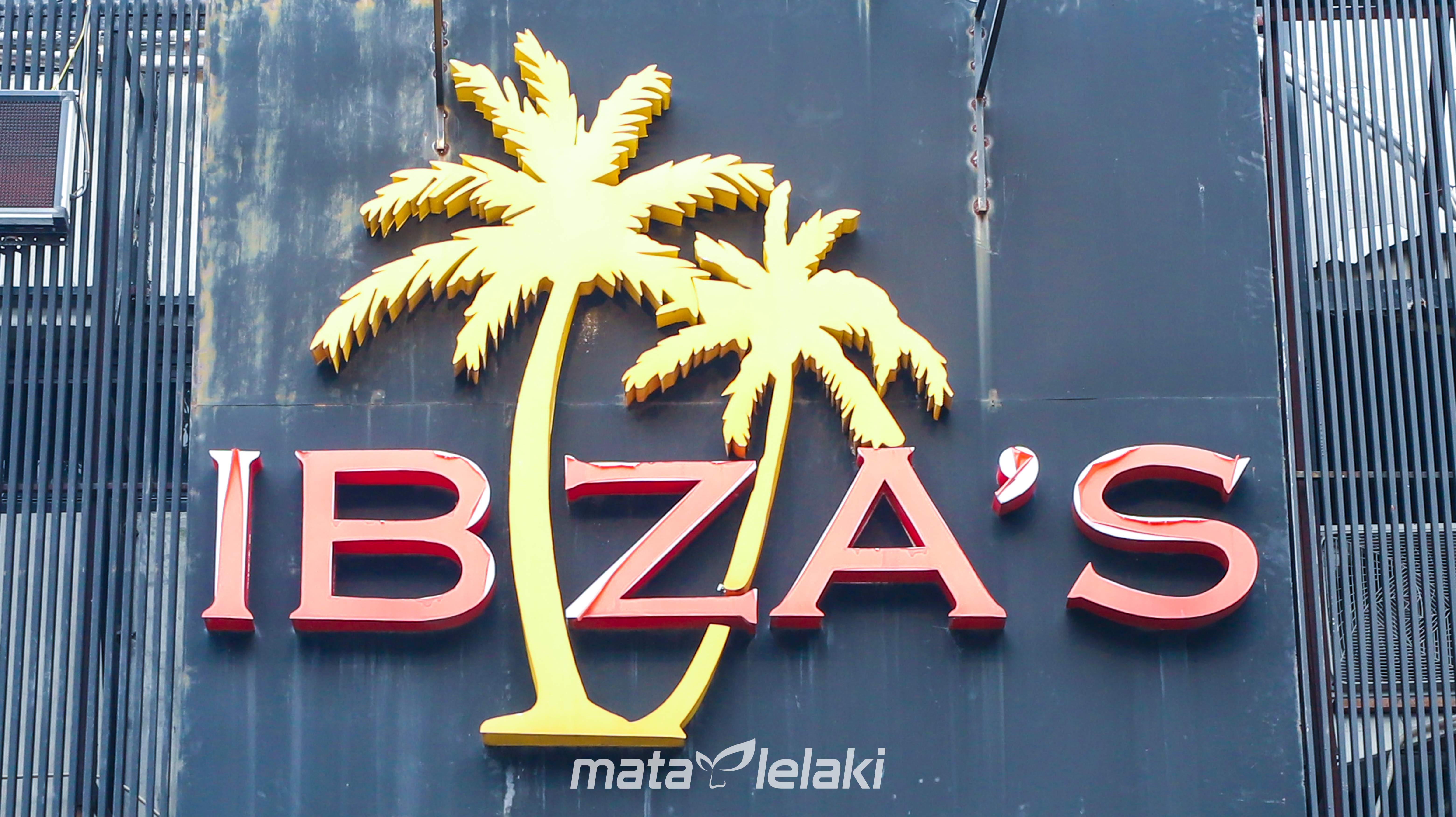 Berkunjung ke Ibza&#039;s Bar &amp; Lounge dengan Rooftop Bar Kece