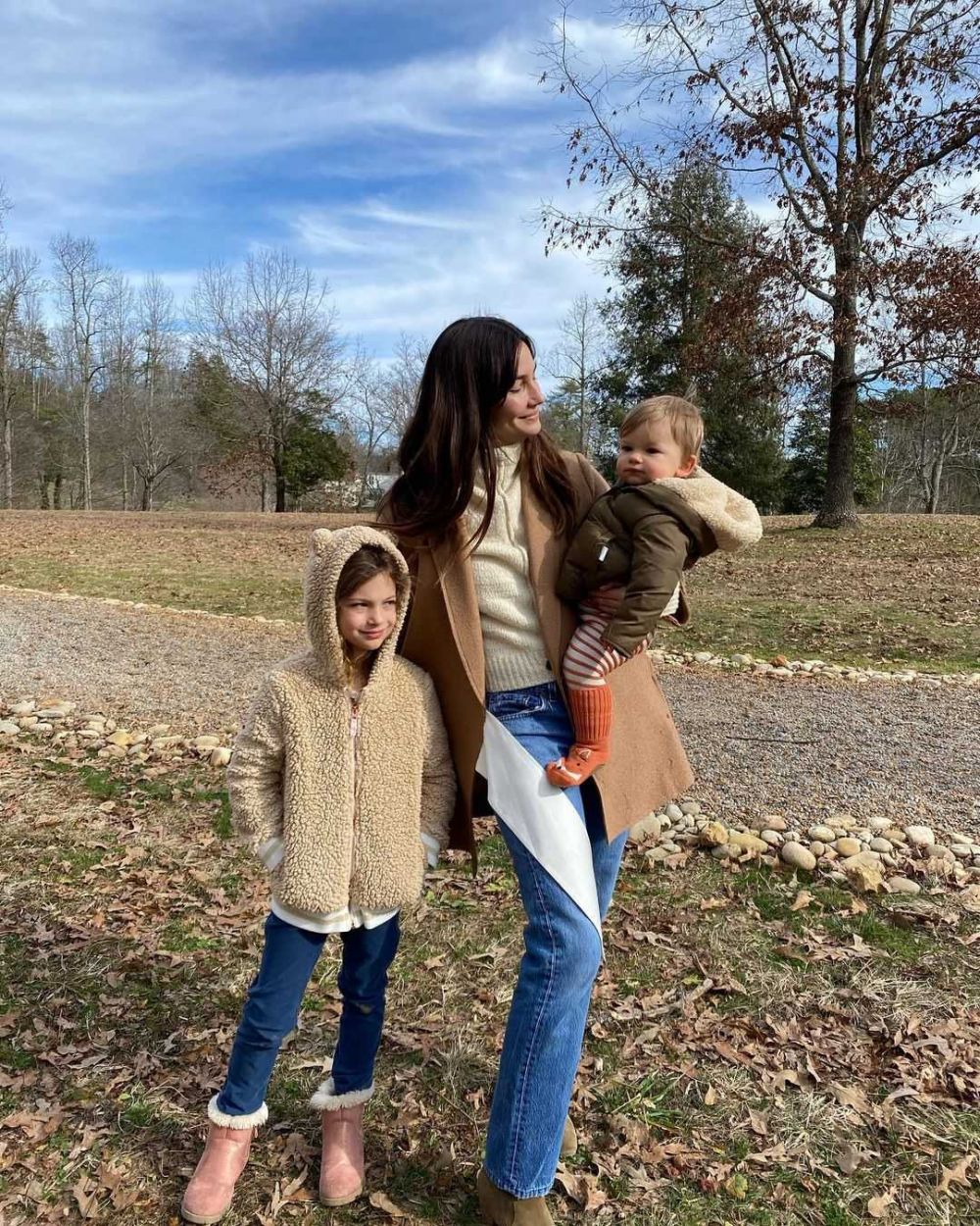 Keibuan, Ini 9 Potret Model Victoria's Secret Saat Momong Anak