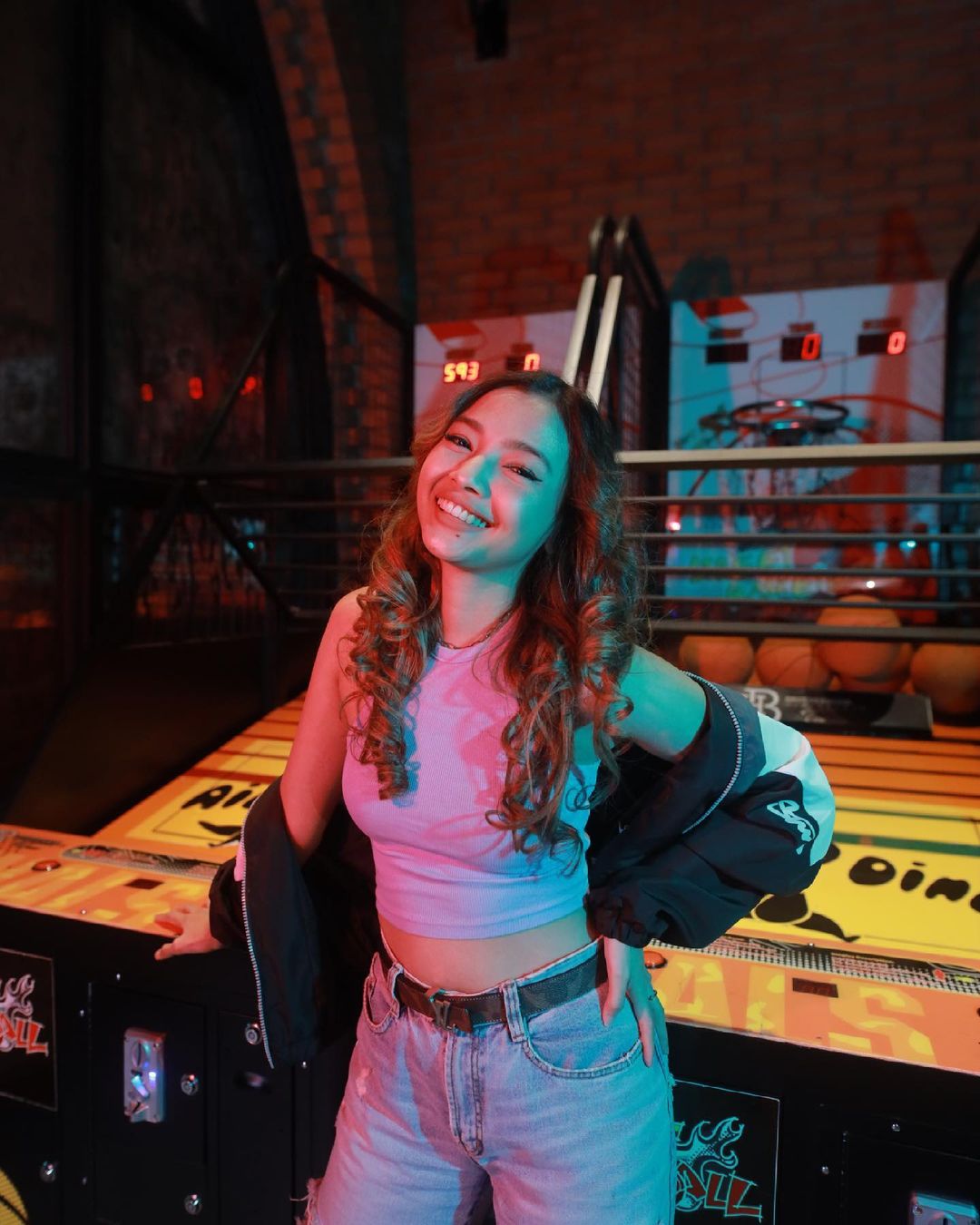 Pesona Kecantikan DJ Sarah Ketaren yang Menggoda
