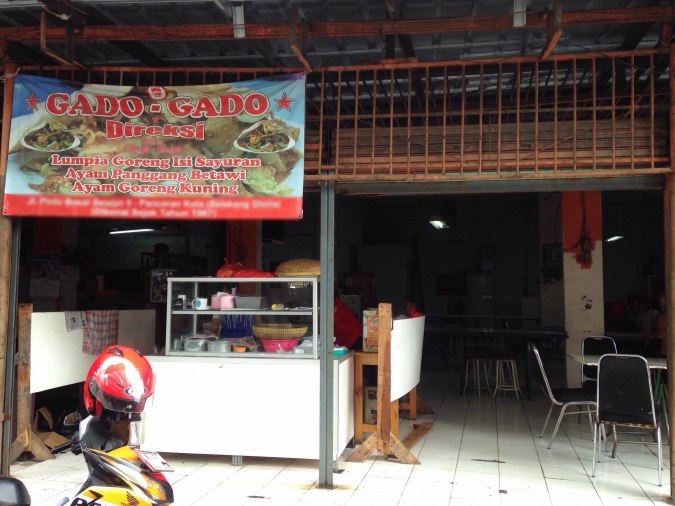 Menikmati Gado-Gado Legendaris Di Gado - Gado Direksi Taman Sari