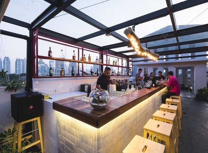 10 Rooftop Bar di Jakarta yang Instagramable