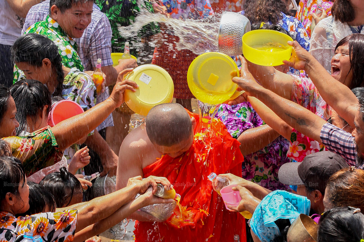Festival Songkran, Pesta Main Air di Thailand