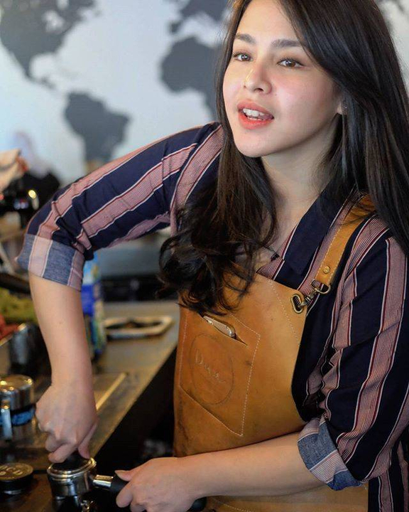 5 Barista Cantik yang Bisa Bikin Anda Gagal Fokus Minum Kopi