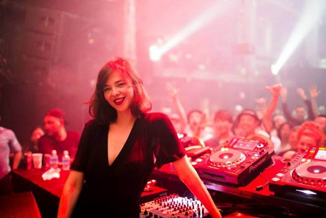 Profile DJ Nina Kraviz, DJ Sekaligus Dokter Gigi Berbakat