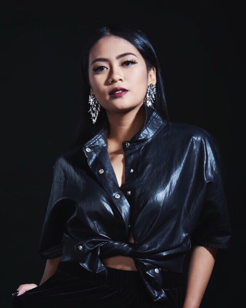DJ Yolla Titania, Si Cantik yang berbakat
