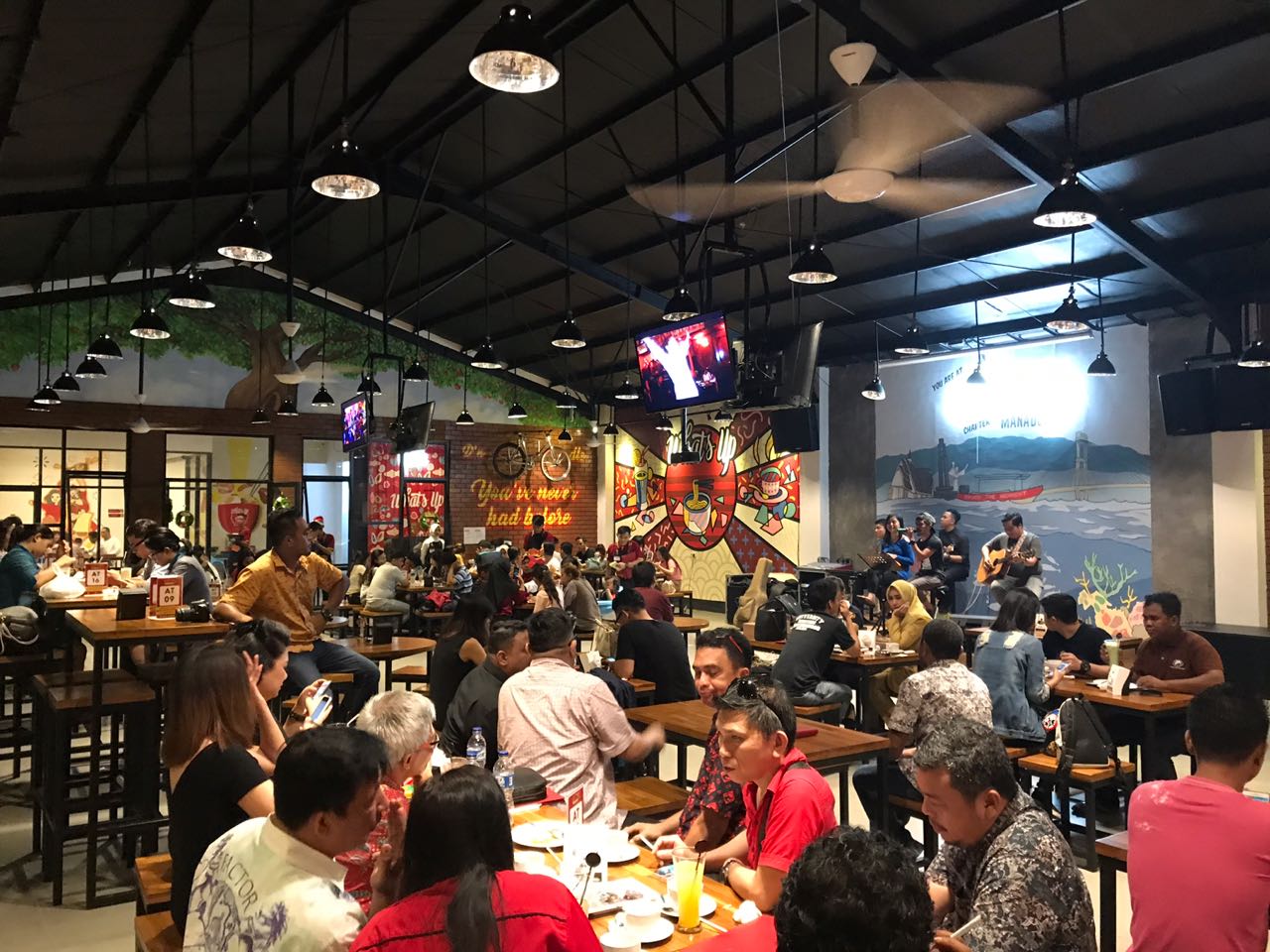Hangout Sambil menikmati Sajian Musik dan Pemandangan Laut di What’s Up Cafe