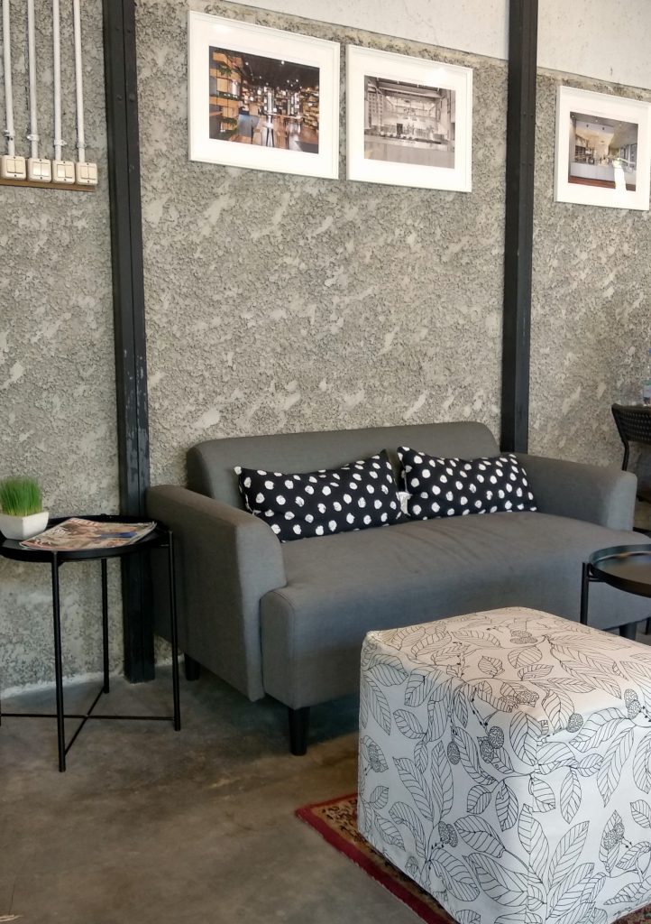 Menikmati Kopi Buatan Barista Wanita Paruh Baya di Kedai Kopi F/5