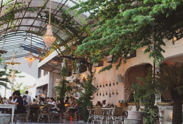 Bersantai di Cafe Penny Lane dengan Desain Instagramable Bernuansa Romawi