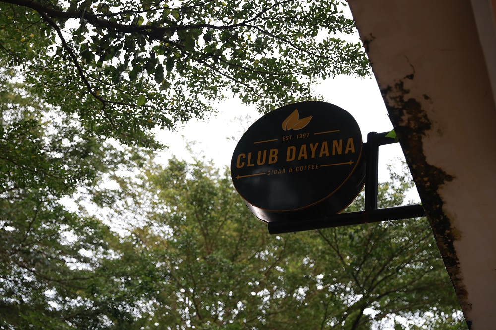 Belajar Sambil Nikmati Cerutu di Club Dayana Sentul