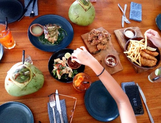 Menikmati Makanan Pinggir Pantai di The Lawn Beach Club Canggu