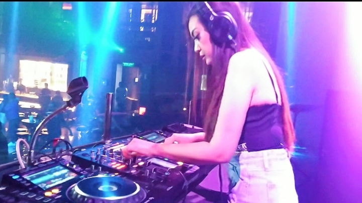 Kiprah Putri Ucha Imbangi Kuliah dan DJ