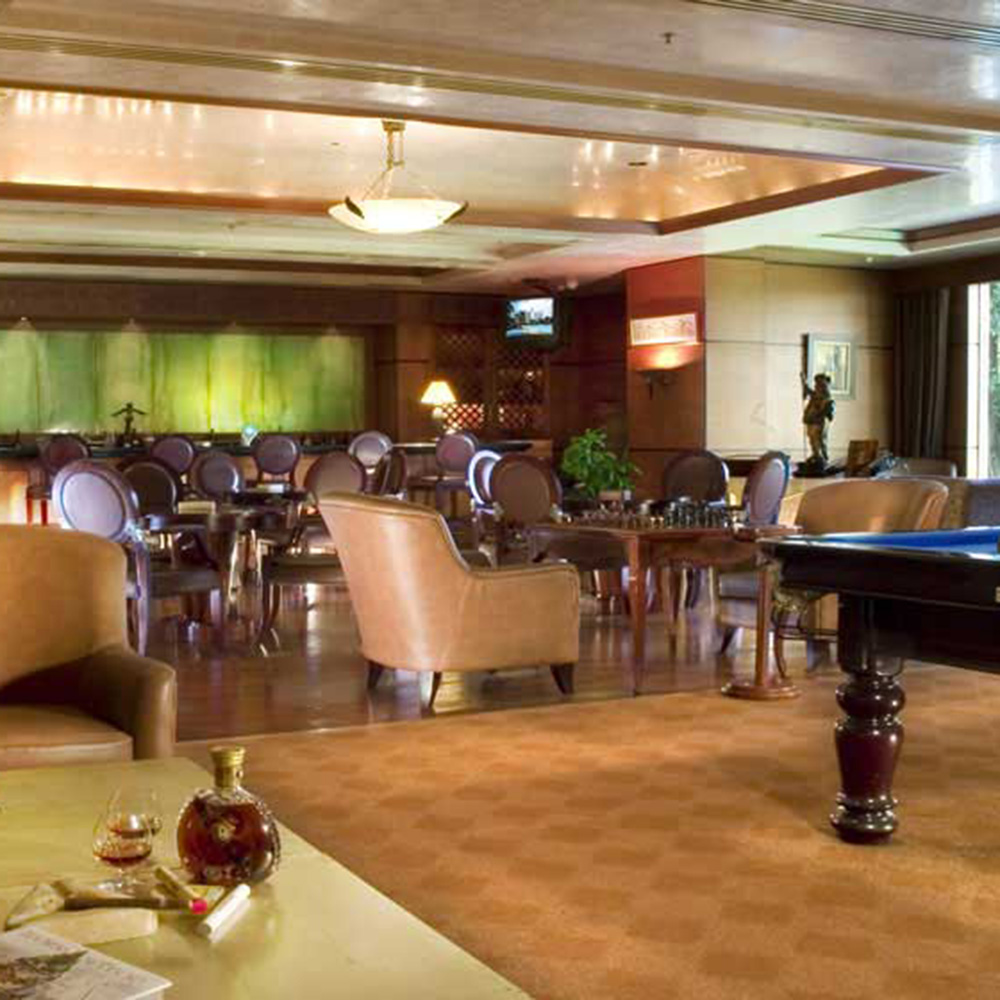 Menikmati Wine Berkelas di Churchill Wine and Cigar