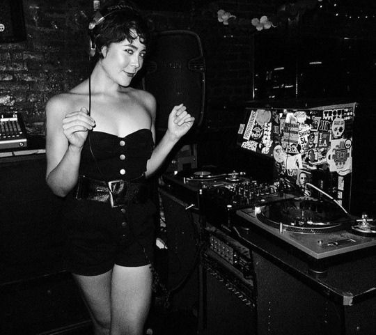 Louisa Pillot, DJ Sekaligus Vokalis Dengan Wajah Eksotis