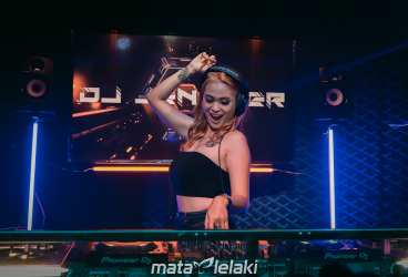 DJ Jennifer Peform at Studio Matalelaki