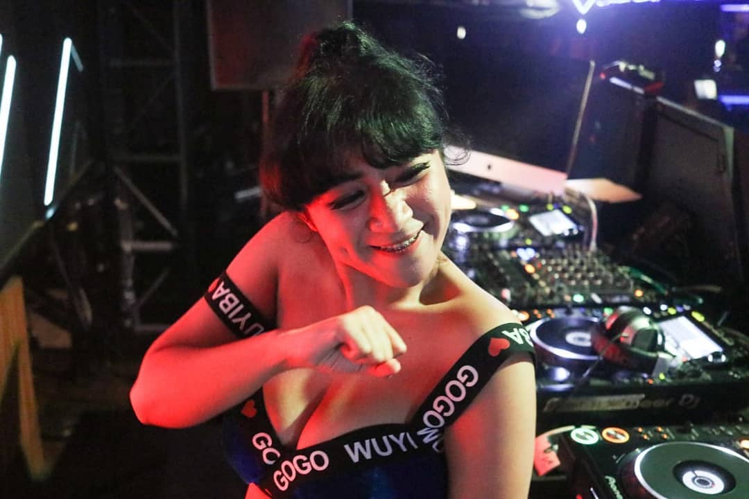 Lebih Dekat dengan Female DJ Anes Bertubuh Seksi