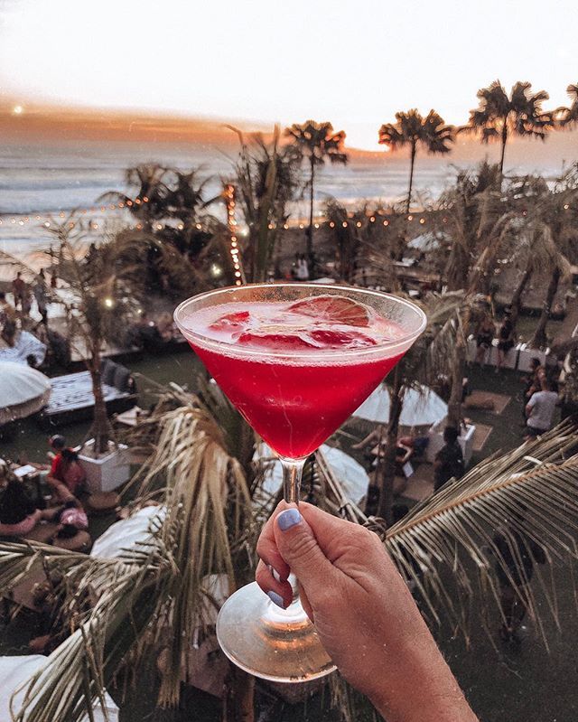 Menikmati Makanan Pinggir Pantai di The Lawn Beach Club Canggu