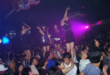BabyFace Club & Karaoke Semarang, Club Partygoers