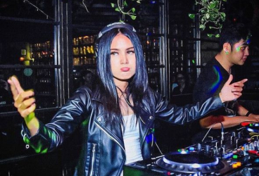 Kisah Regina Menjadi DJ dan Mahasiswi Secara Bersamaan