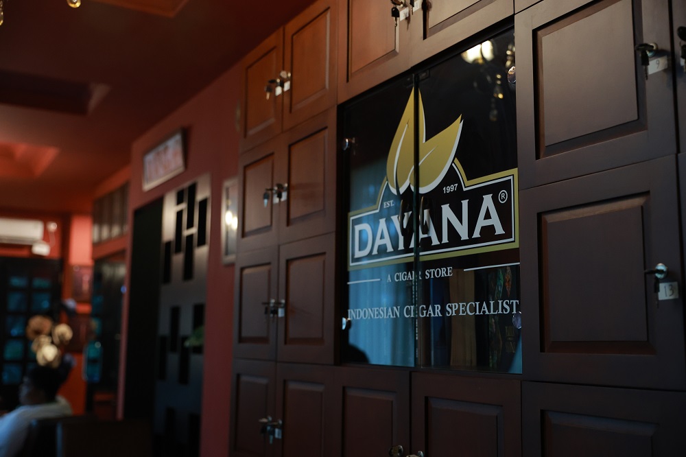 Belajar Sambil Nikmati Cerutu di Club Dayana Sentul