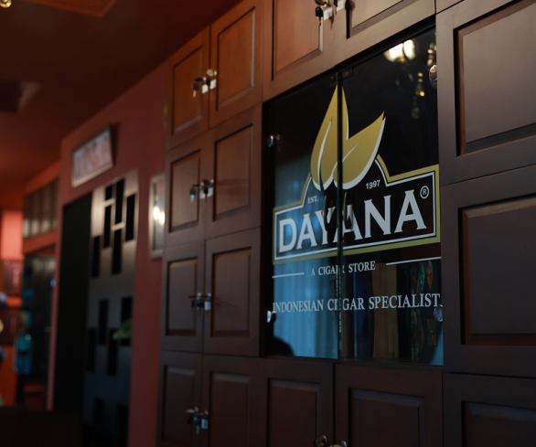 Belajar Sambil Nikmati Cerutu di Club Dayana Sentul