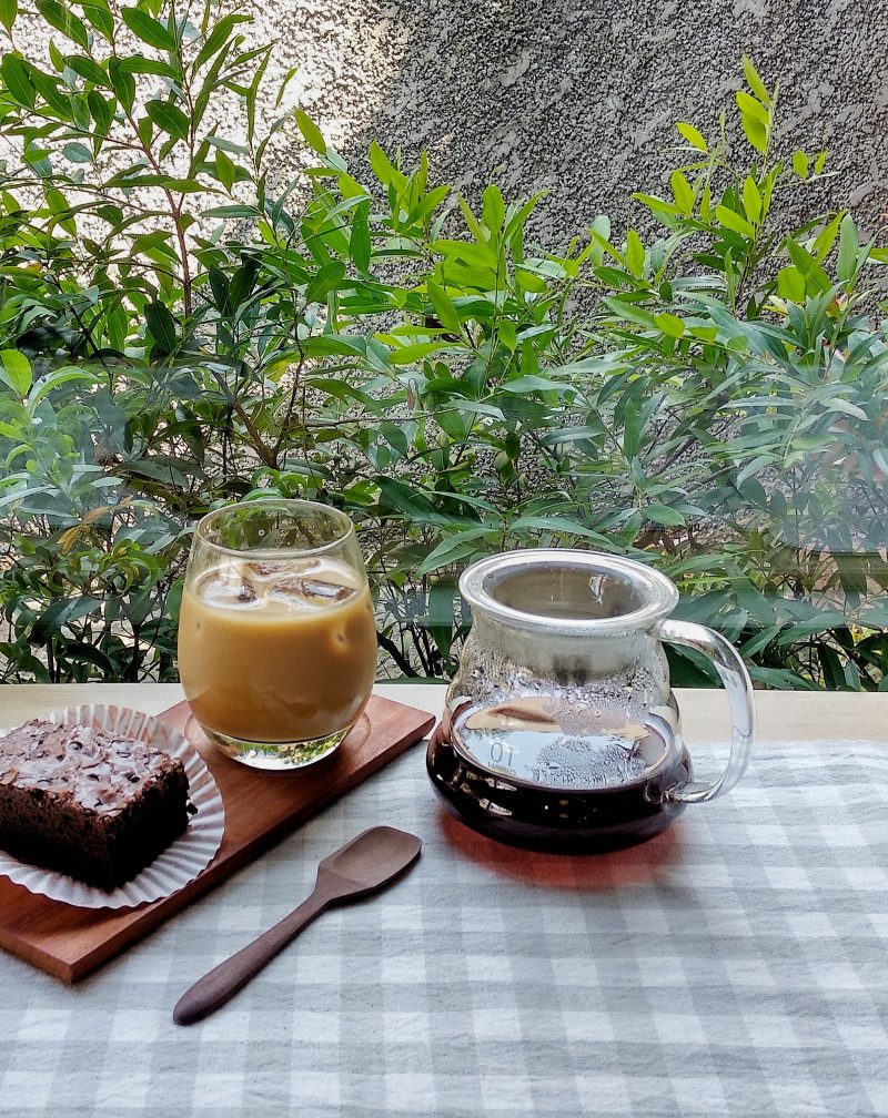 Menikmati Kopi Buatan Barista Wanita Paruh Baya di Kedai Kopi F/5
