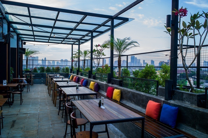 10 Rooftop Bar di Jakarta yang Instagramable