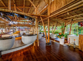 The Bamboo Bar and Lounge, Bar Unik di Pantai Sanur