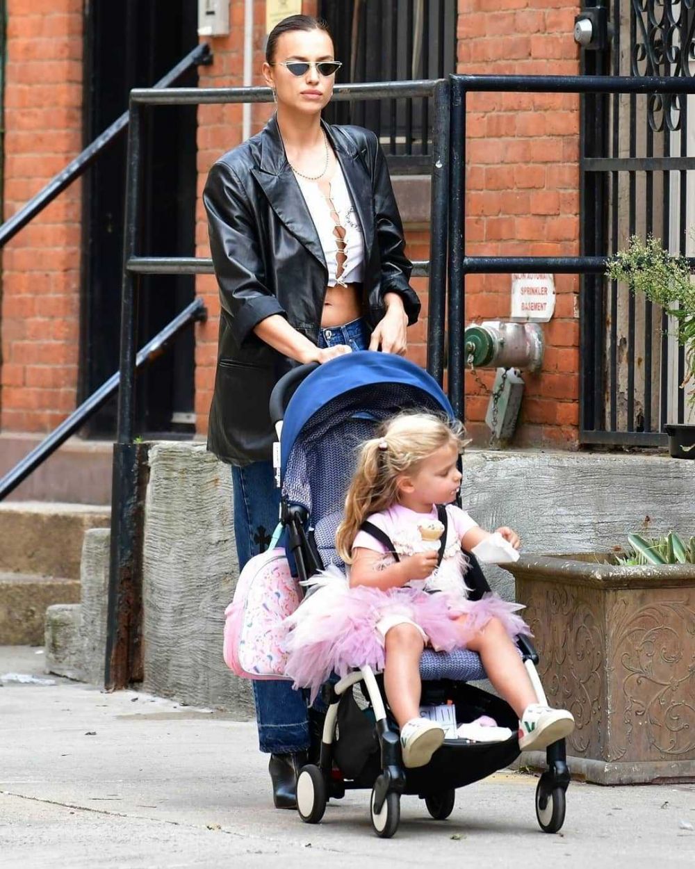 Keibuan, Ini 9 Potret Model Victoria's Secret Saat Momong Anak