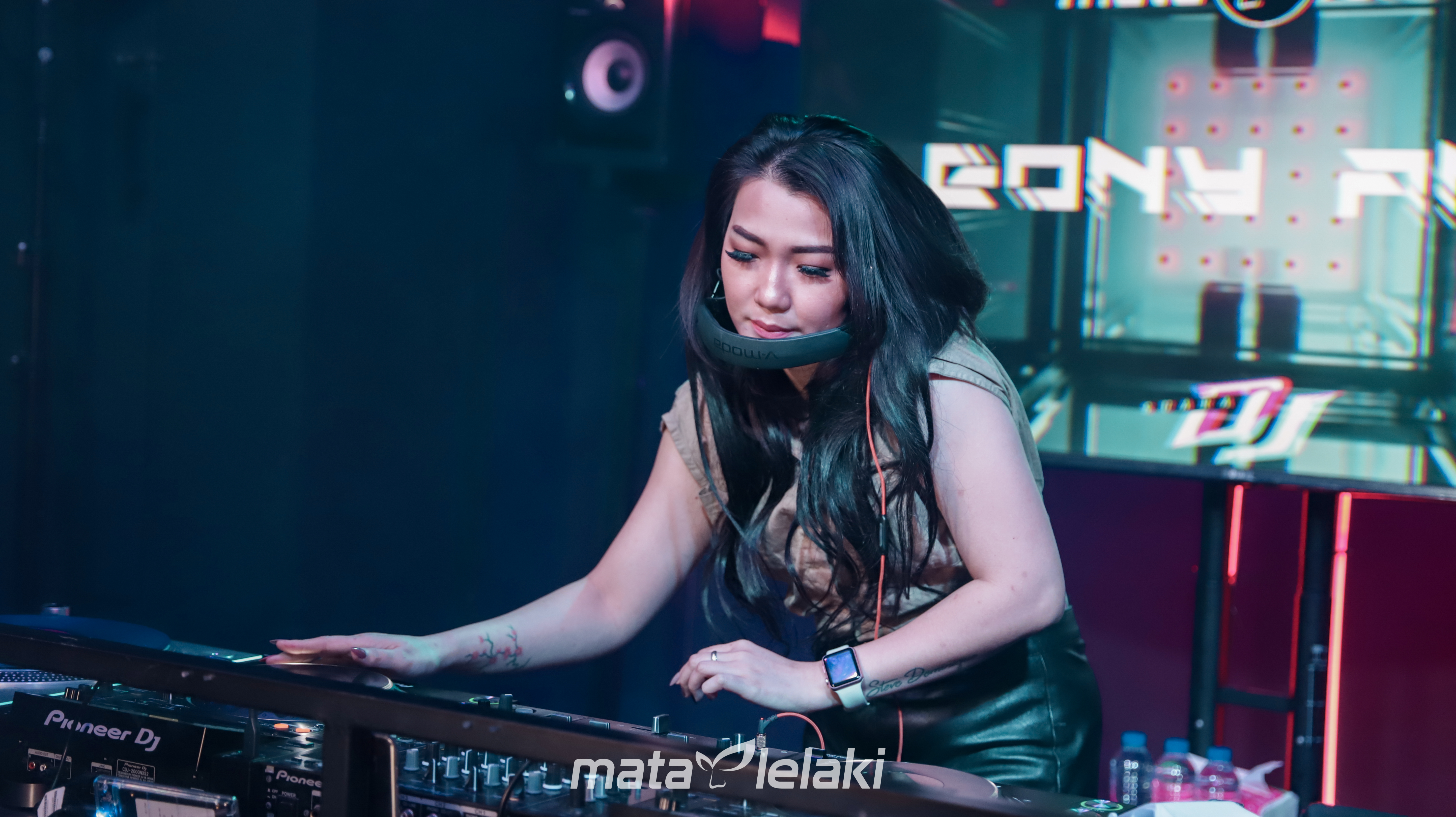 Performance DJ Leony Angg at Studio Matalelaki
