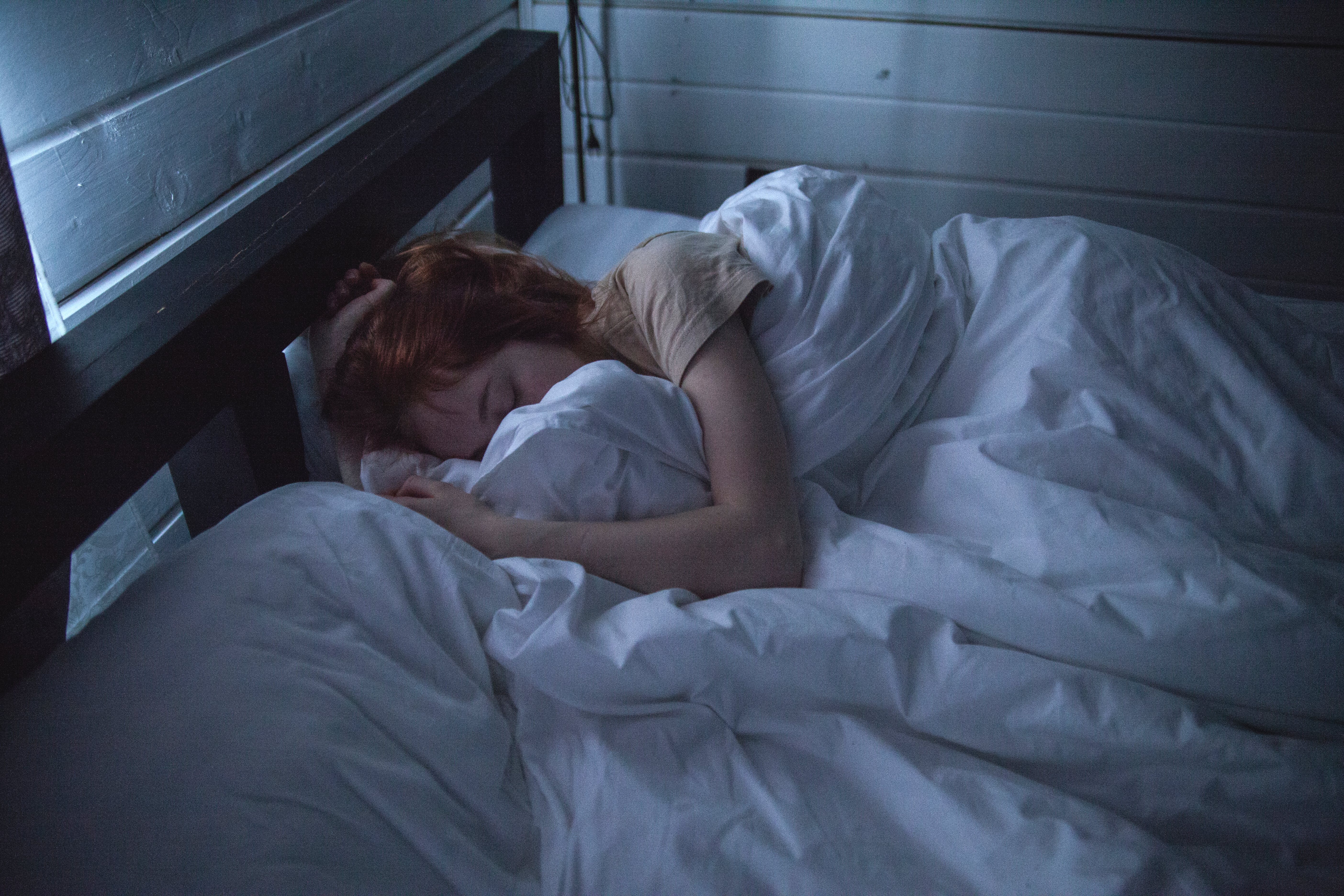 Sering Tersentak Saat Tidur? Ternyata Ini Alasannya!