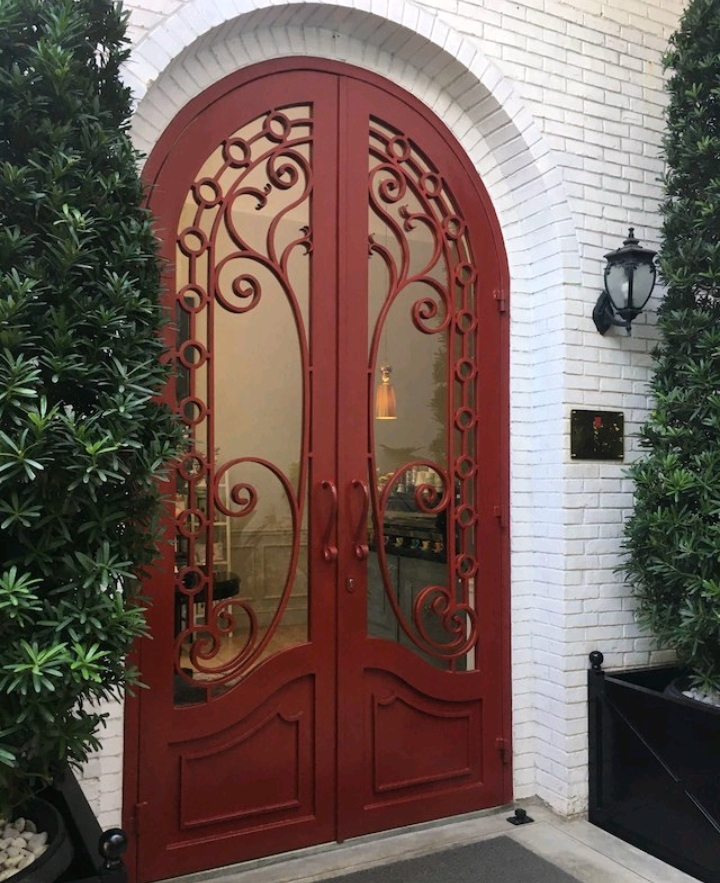 Red Door Koffie House & Bistro, Cafe Bernuansa Alice's in Wonderland