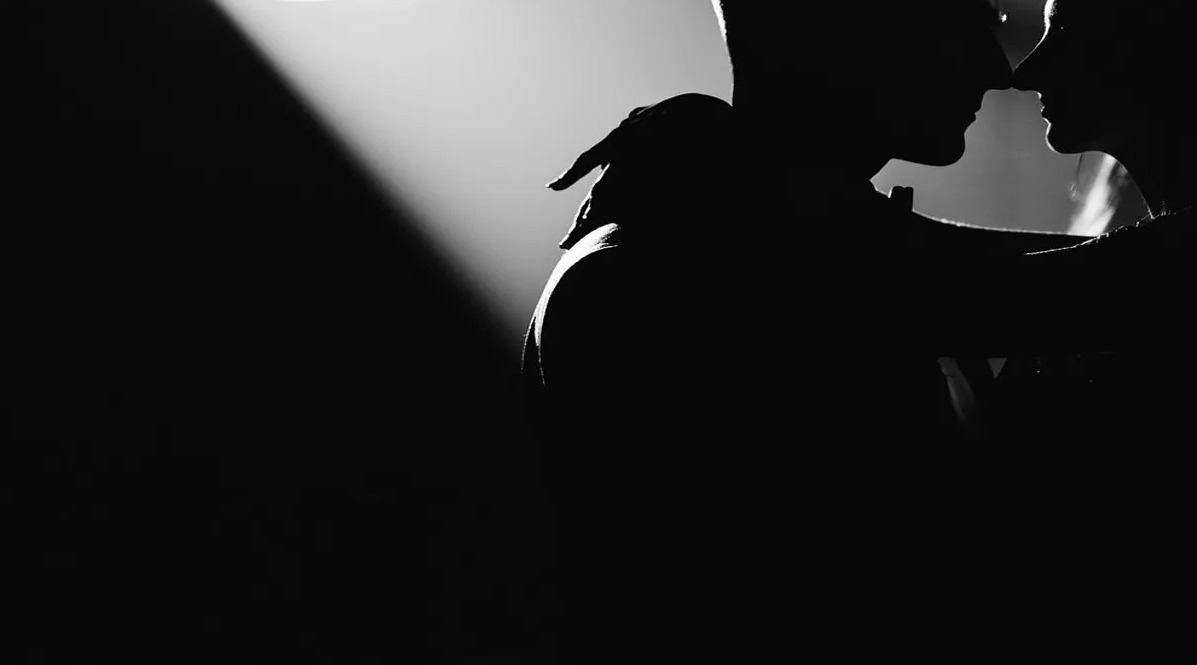 Alasan di Balik Berhubungan Intim dalam Keadaan Gelap