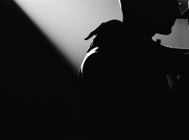 Alasan di Balik Berhubungan Intim dalam Keadaan Gelap