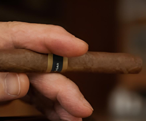 Beralih ke Cerutu, Ini yang Wajib Kalian Miliki